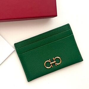 🔥SALVATORE FERRAGAMO Green Card Holder with gold logo.